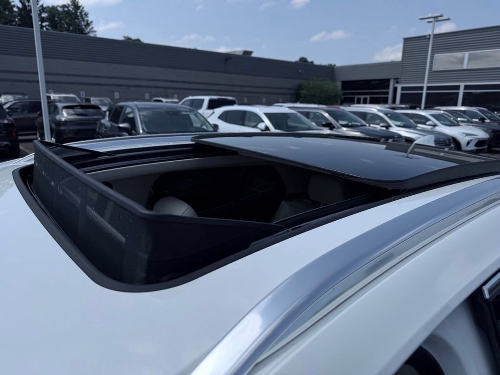 Used 2022 Buick Envision Avenir w/ Technology Package II AWD/4WD image 11