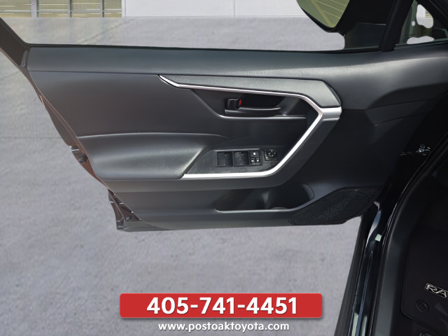 Used 2021 Toyota RAV4 LE AWD/4WD image 17