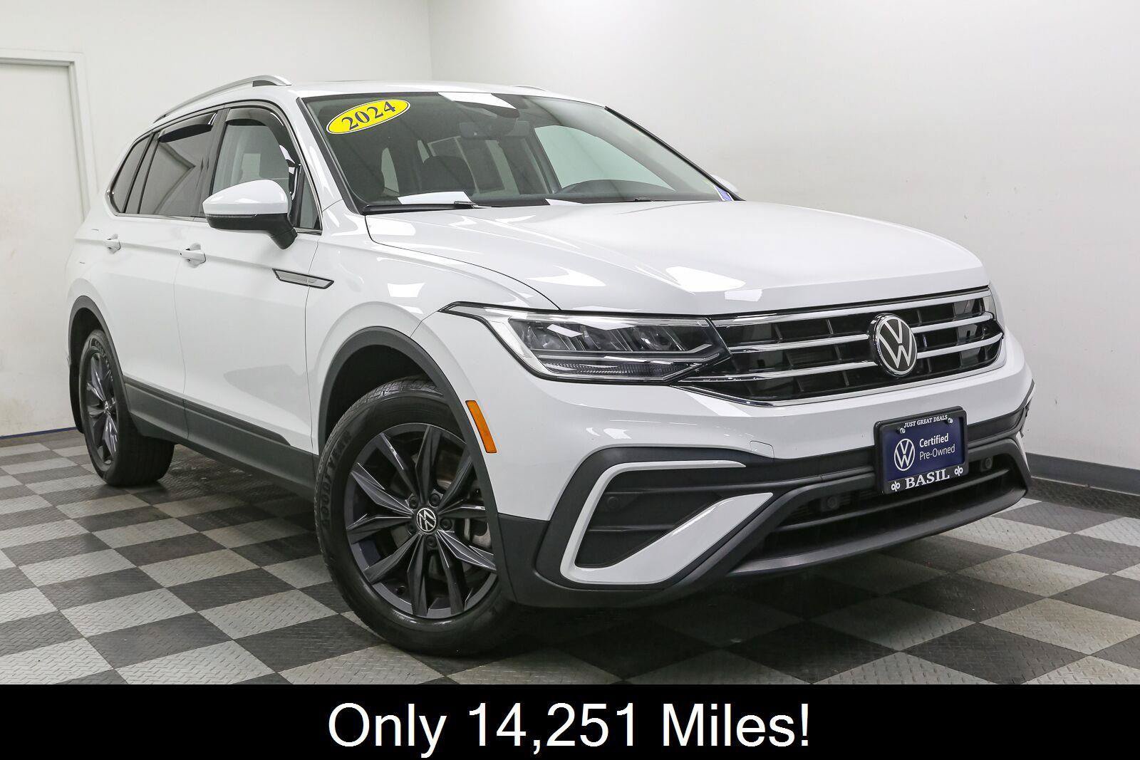 Certified 2024 Volkswagen Tiguan SE AWD/4WD image 3