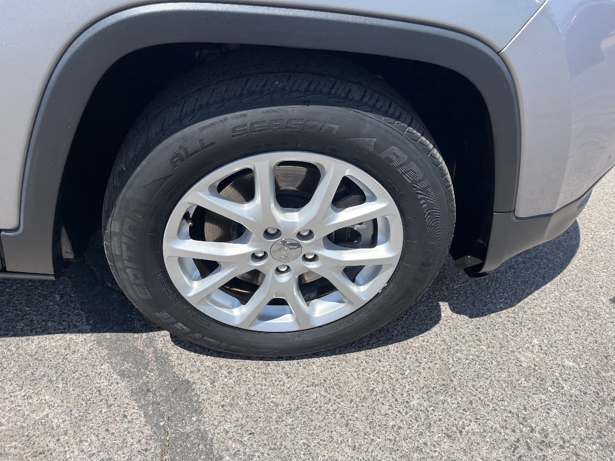 Used 2017 Jeep Cherokee Latitude FWD image 41