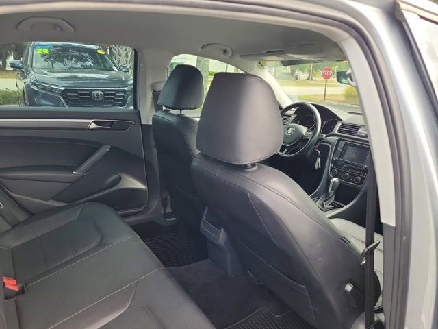 Used 2018 Volkswagen Passat 2.0T R-Line w/ R-Line Lighting Package FWD image 9
