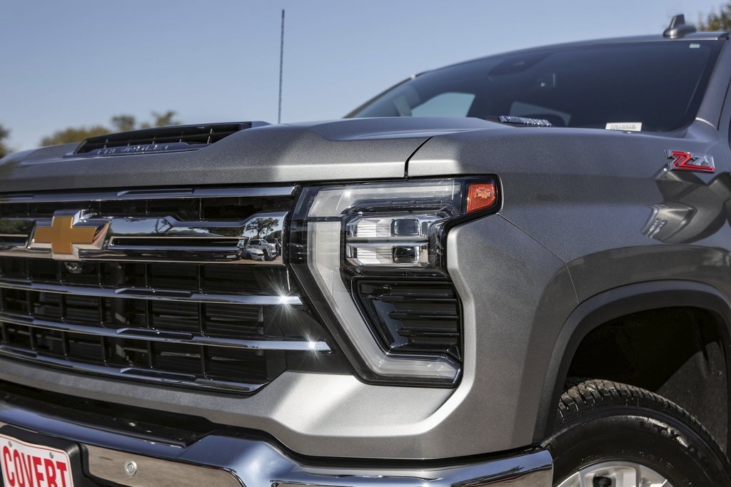 Used 2025 Chevrolet Silverado 2500 LTZ w/ LTZ Convenience Package image 3