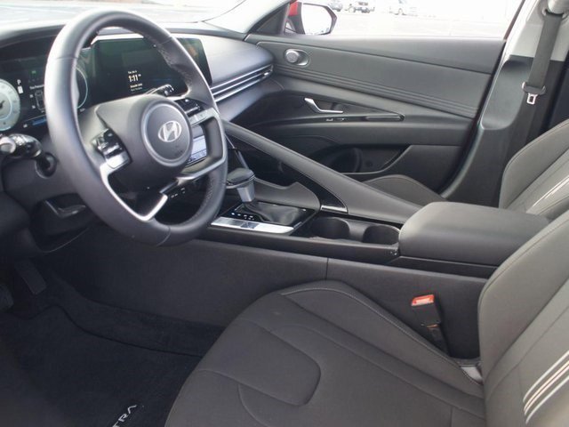 Used 2025 Hyundai Elantra SEL image 15