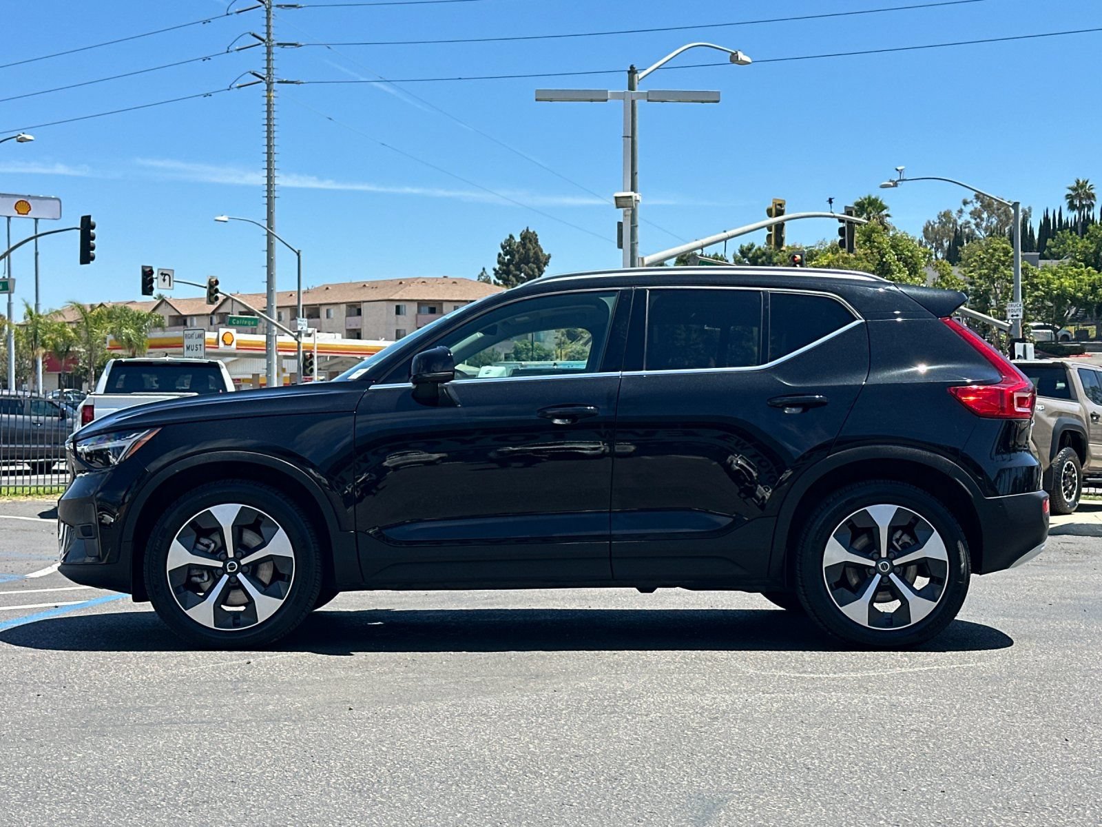 Used 2025 Volvo XC40 B5 Plus AWD/4WD image 2