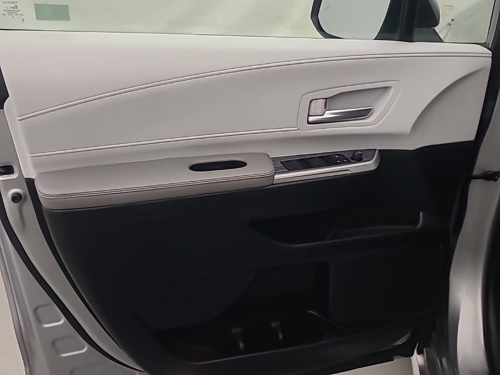 Used 2025 Toyota Sienna XLE FWD image 26