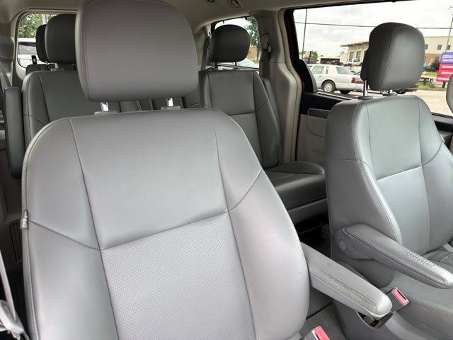 Used 2011 Volkswagen Routan SE FWD image 29