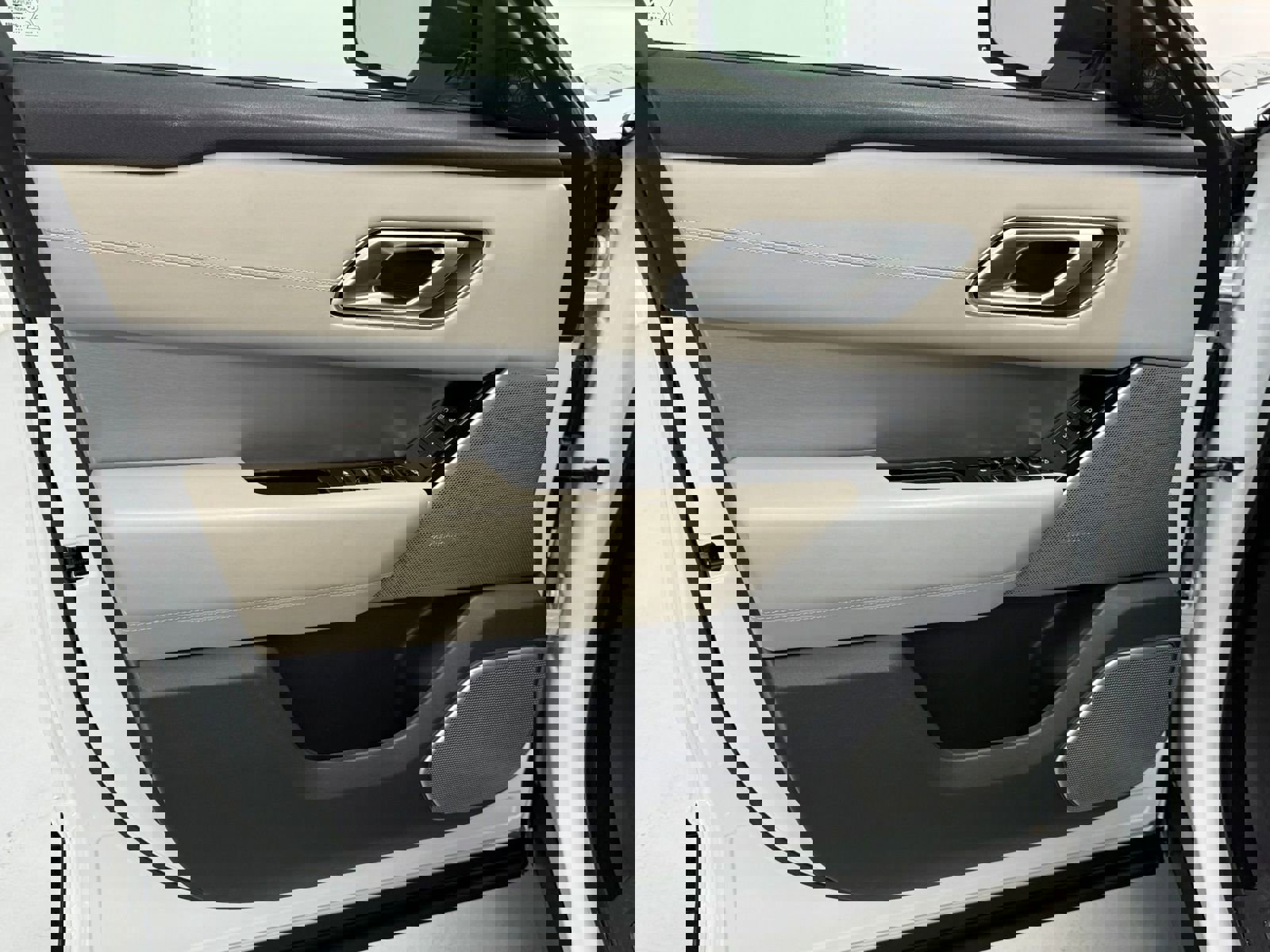 Used 2019 Land Rover Range Rover Velar R-Dynamic HSE image 14