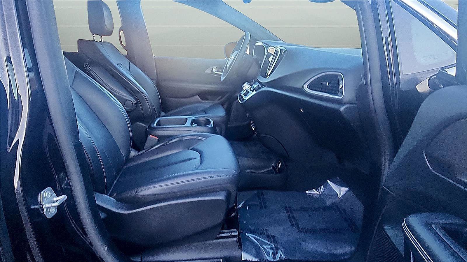 Used 2025 Chrysler Pacifica Select image 21