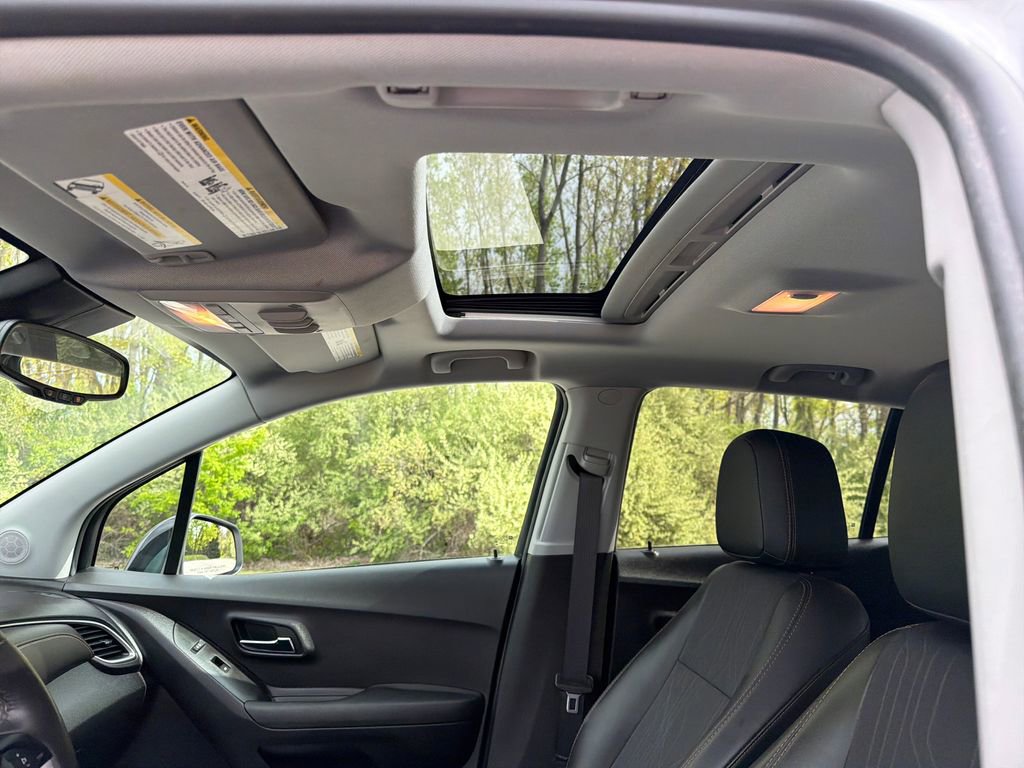 Used 2020 Chevrolet Trax LT w/ Sun & Sound Package FWD image 21