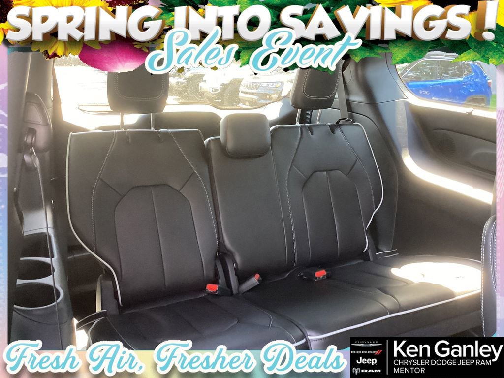 New 2026 Chrysler Pacifica Limited w/ Uconnect Theater Family Group image 19