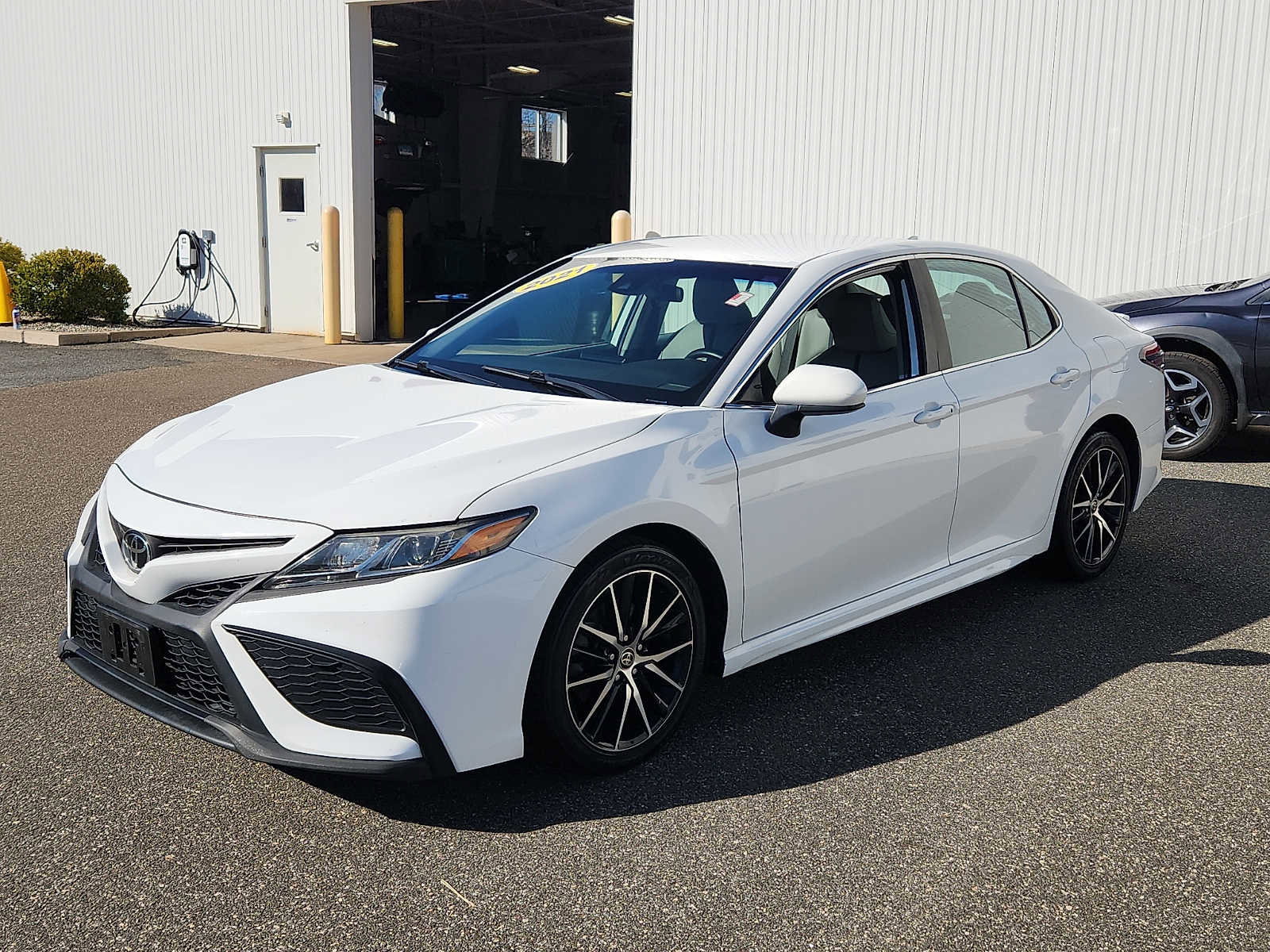 Used 2021 Toyota Camry SE image 3