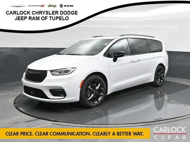 New 2026 Chrysler Pacifica Limited w/ Uconnect Theater Family Group FWD image 8