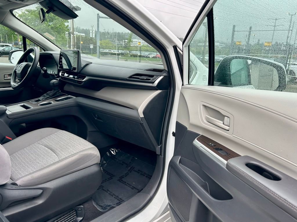 Certified 2024 Toyota Sienna LE AWD/4WD image 16