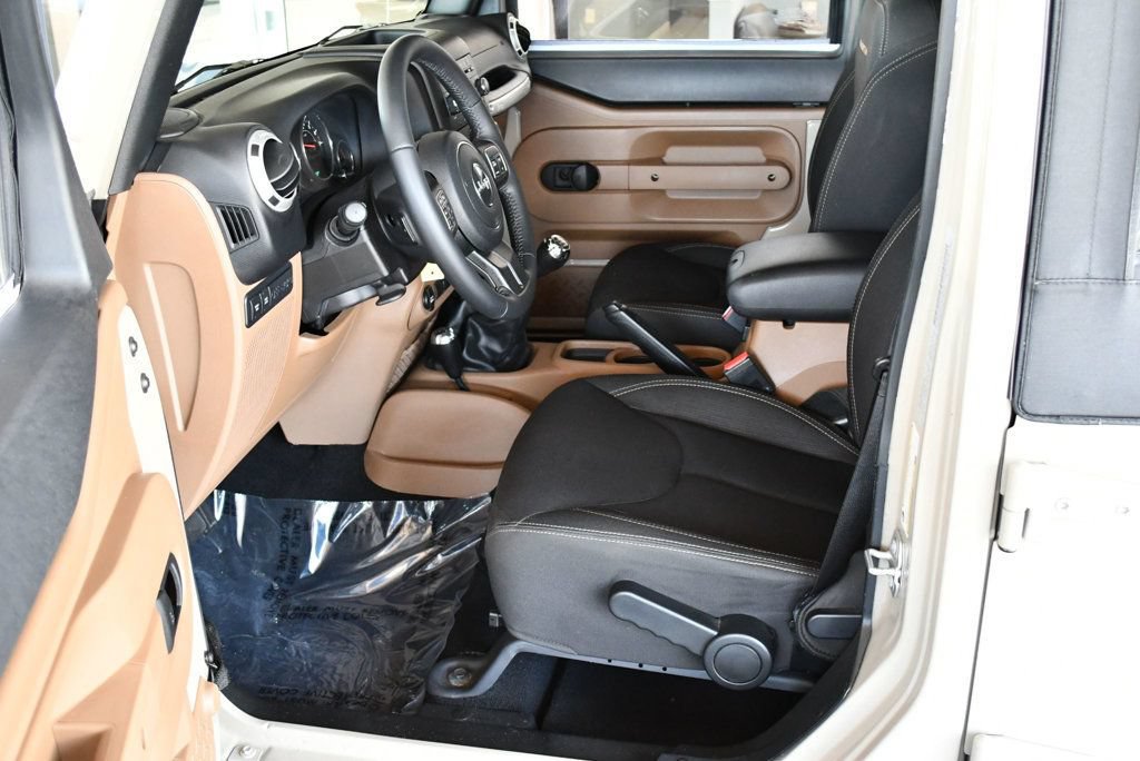 Used 2018 Jeep Wrangler Unlimited Rubicon w/ Connectivity Group AWD/4WD image 42