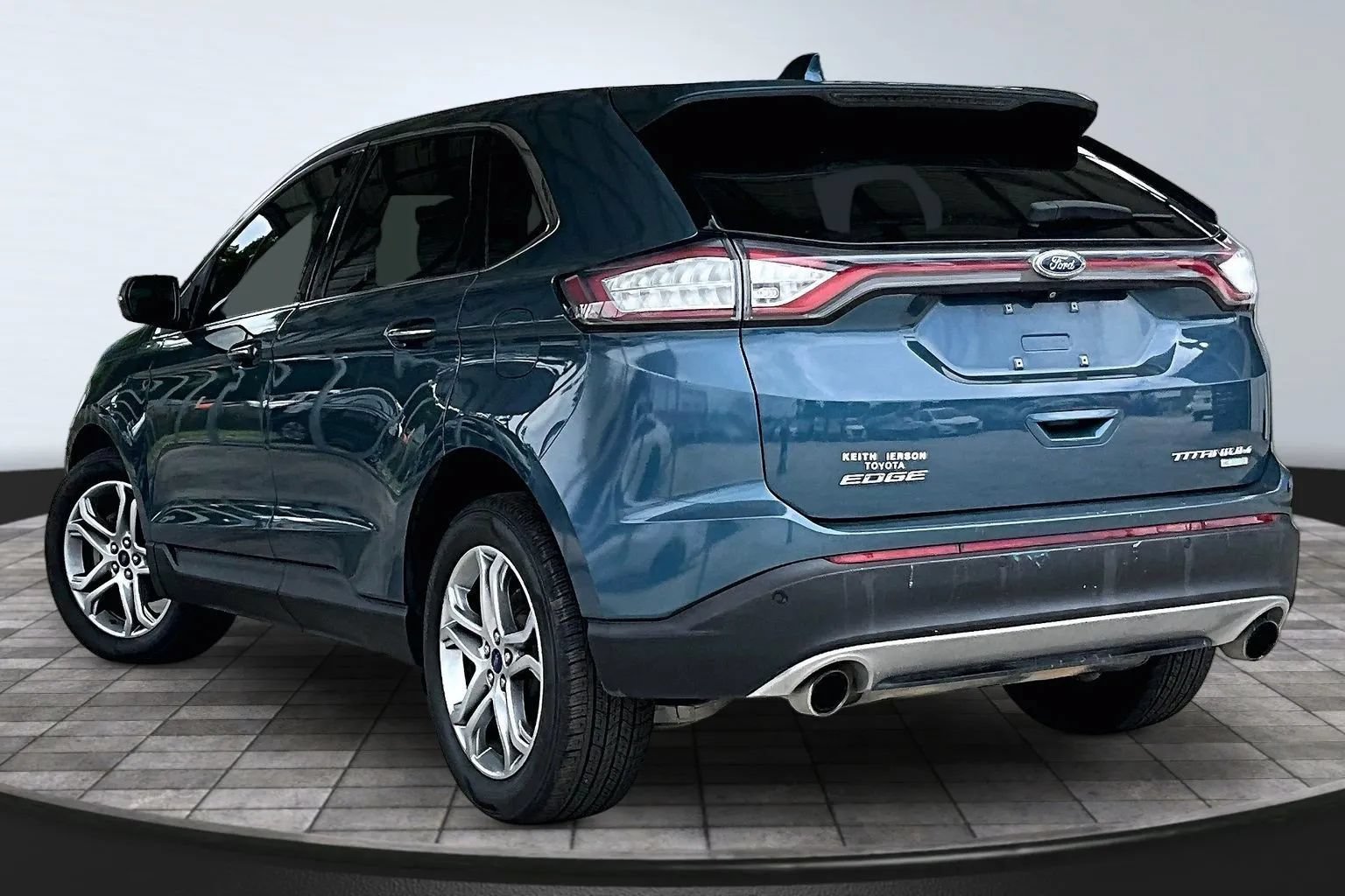 Used 2016 Ford Edge Titanium w/ Technology Package FWD image 4