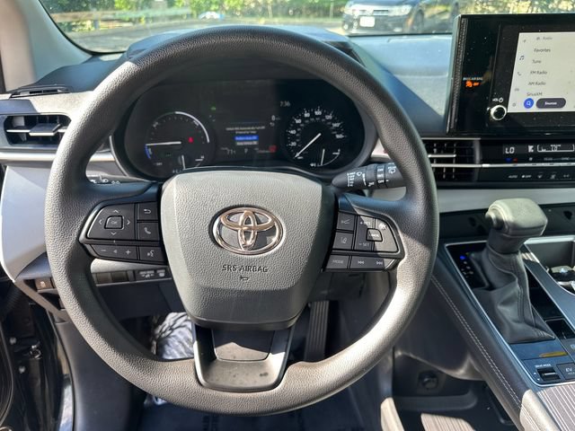 Used 2026 Toyota Sienna LE FWD image 32