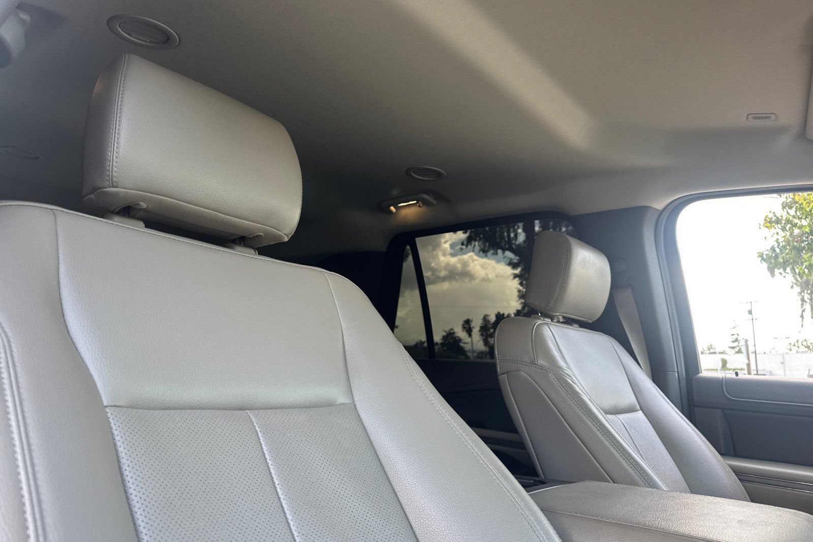 Used 2020 Ford Expedition XLT w/ Equipment Group 202A AWD/4WD image 18