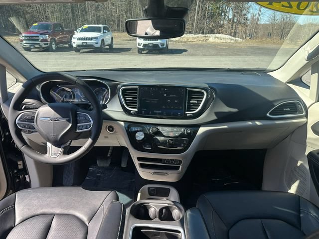 Used 2024 Chrysler Pacifica Touring-L FWD image 12
