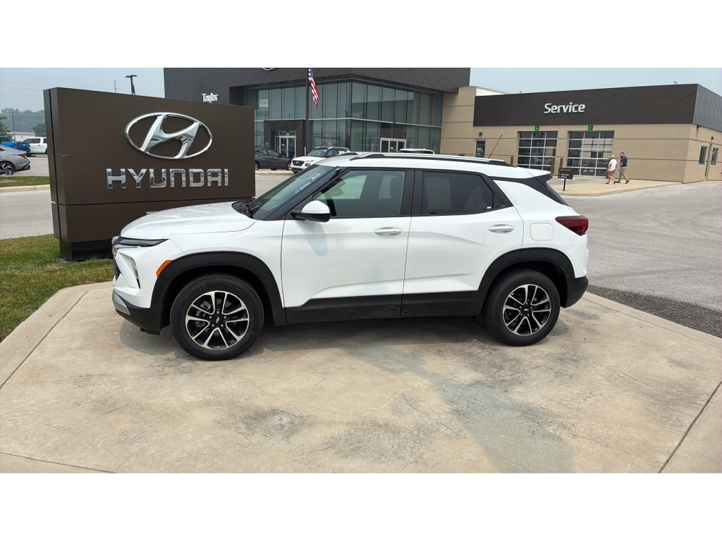 Used 2025 Chevrolet TrailBlazer LT AWD/4WD image 2