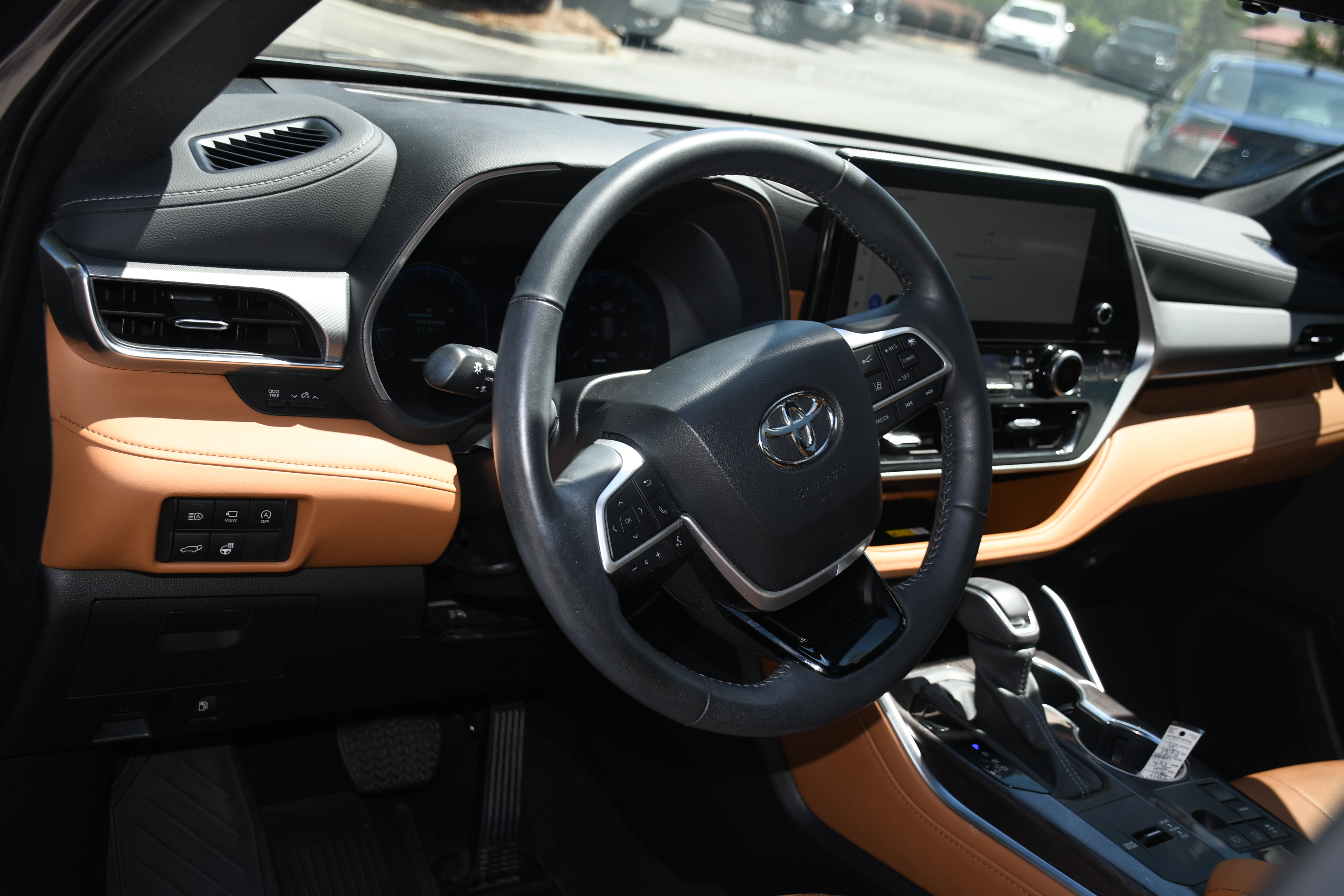 Certified 2024 Toyota Highlander Platinum FWD image 9