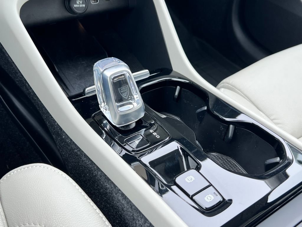 Used 2023 Volvo XC40 B4 Plus image 27