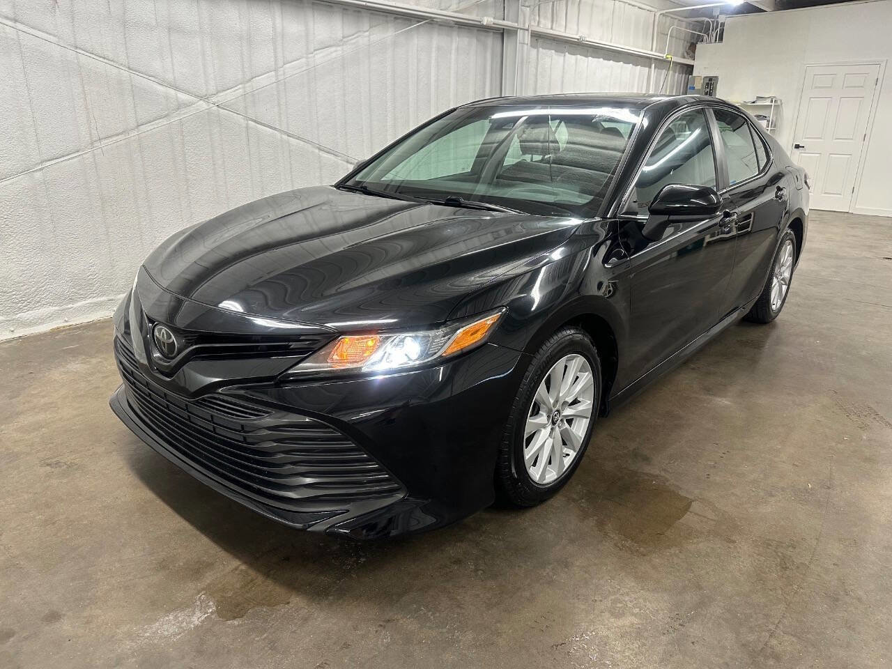 Used 2018 Toyota Camry LE image 2