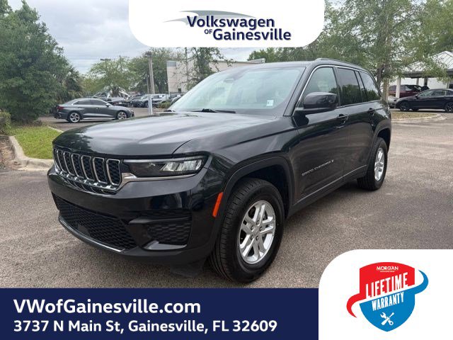 Used 2023 Jeep Grand Cherokee Laredo RWD image 3