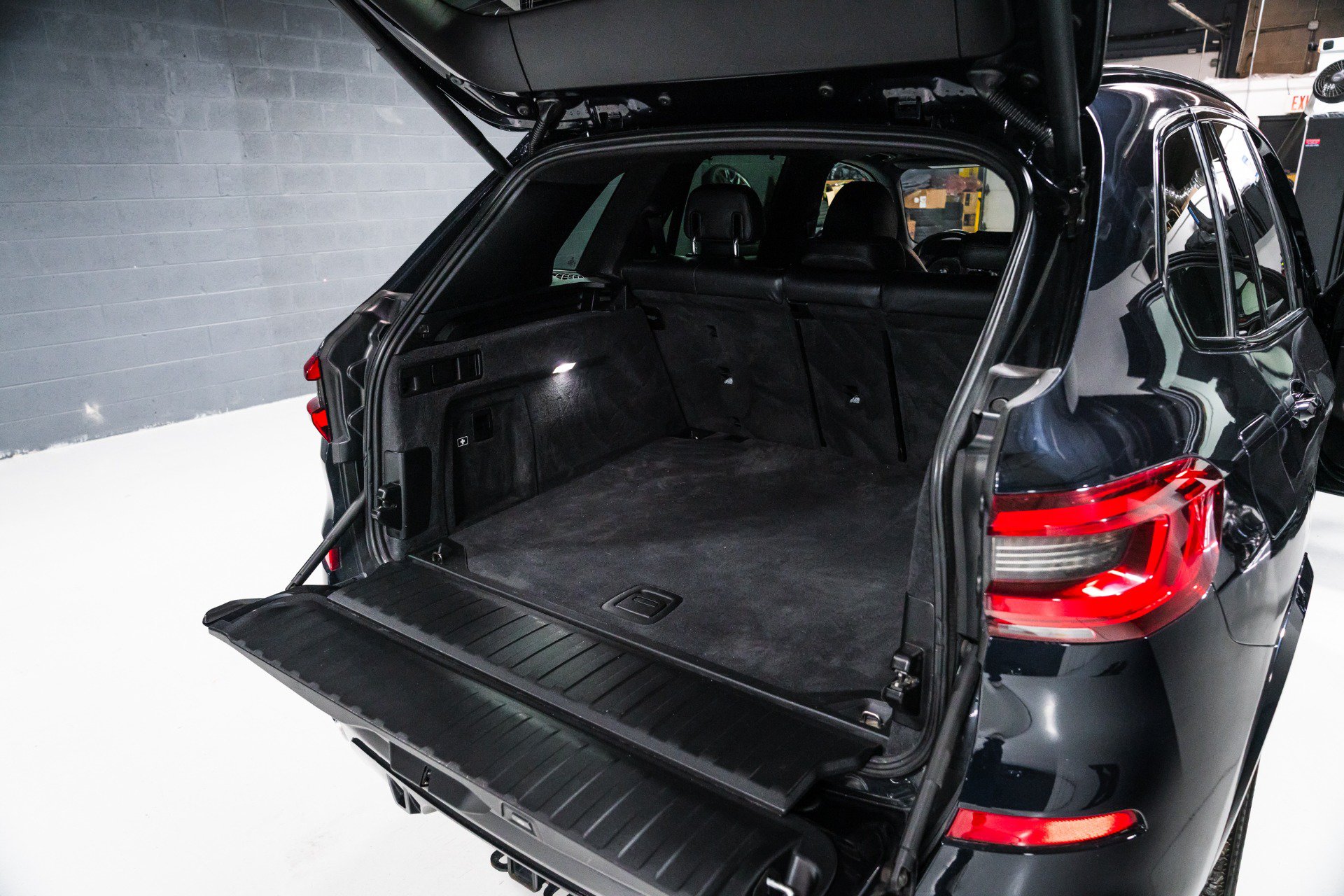 Used 2019 BMW X5 xDrive40i w/ M Sport Package AWD/4WD image 14