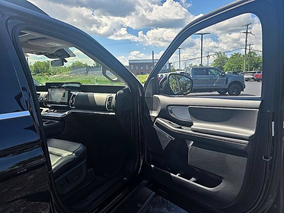 Used 2025 Ford Expedition Active AWD/4WD image 44