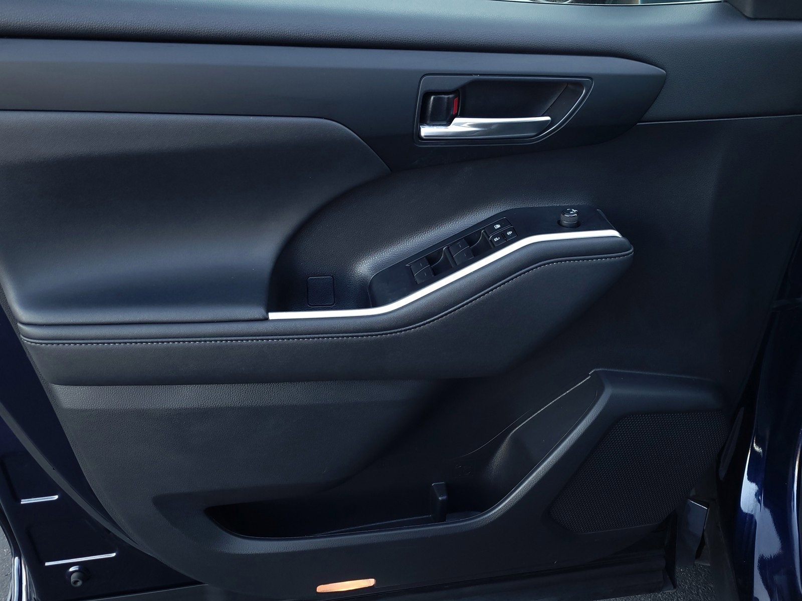 Certified 2023 Toyota Highlander XLE image 9