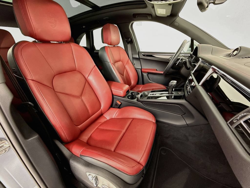 Certified 2025 Porsche Macan AWD/4WD image 30