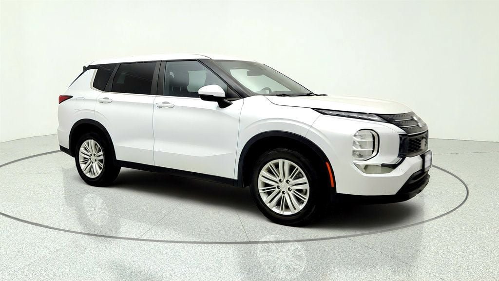 Used 2022 Mitsubishi Outlander ES FWD image 3