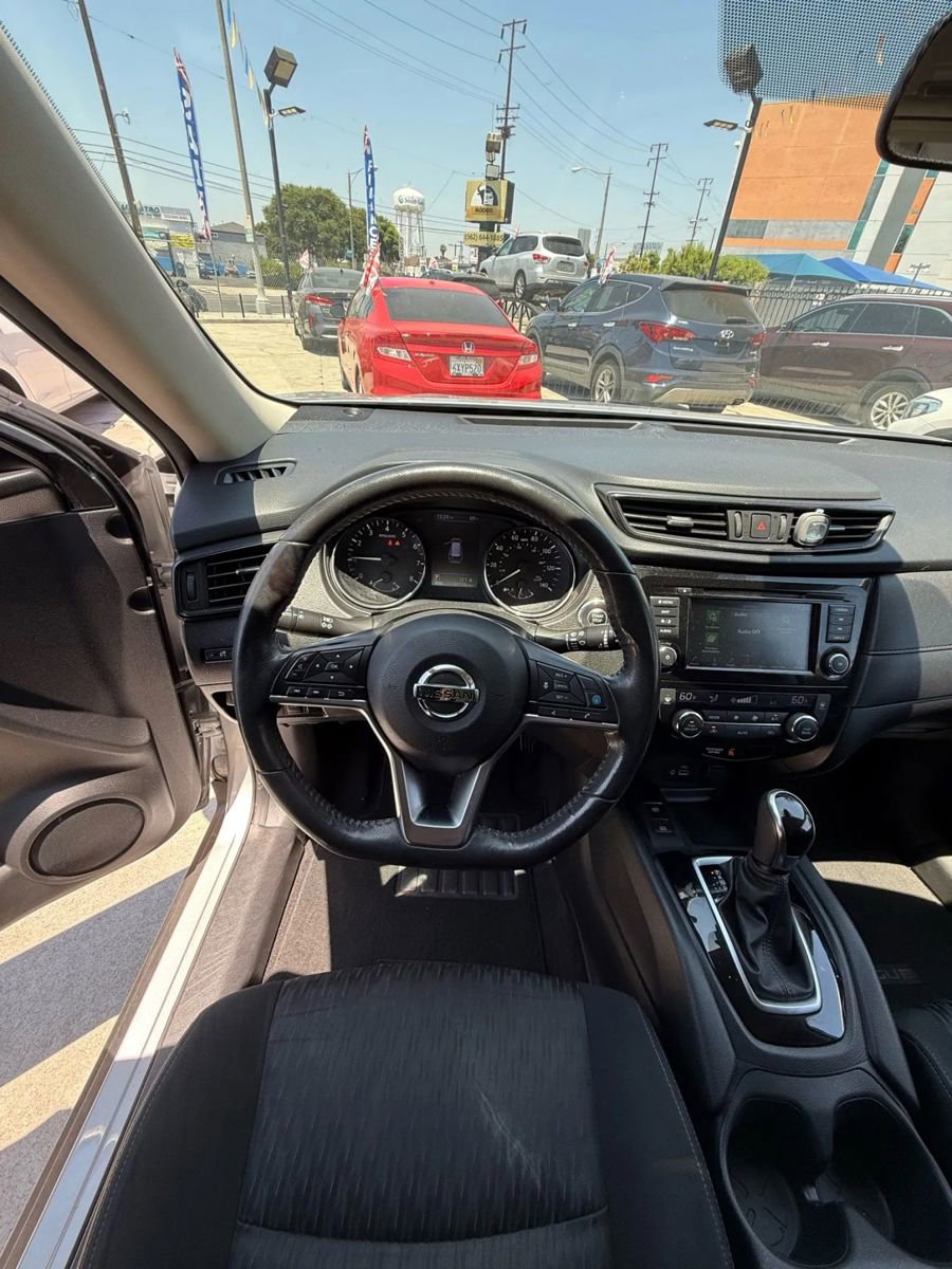 Used 2019 Nissan Rogue SV w/ Premium Package image 11