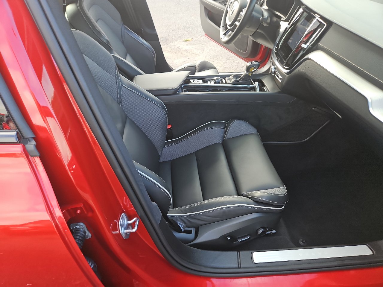 Used 2021 Volvo S60 T6 R-Design image 18