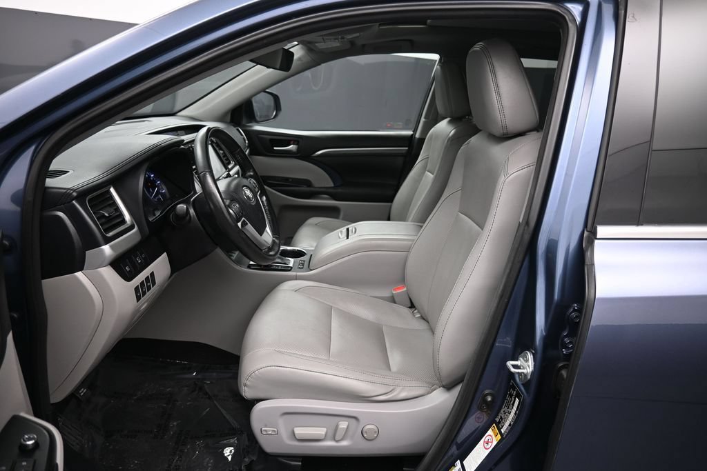 Used 2017 Toyota Highlander Limited Platinum w/ Carpet Mat Package AWD/4WD image 19