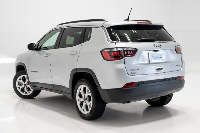 Used 2025 Jeep Compass Latitude w/ Sun & Sound Group AWD/4WD image 3
