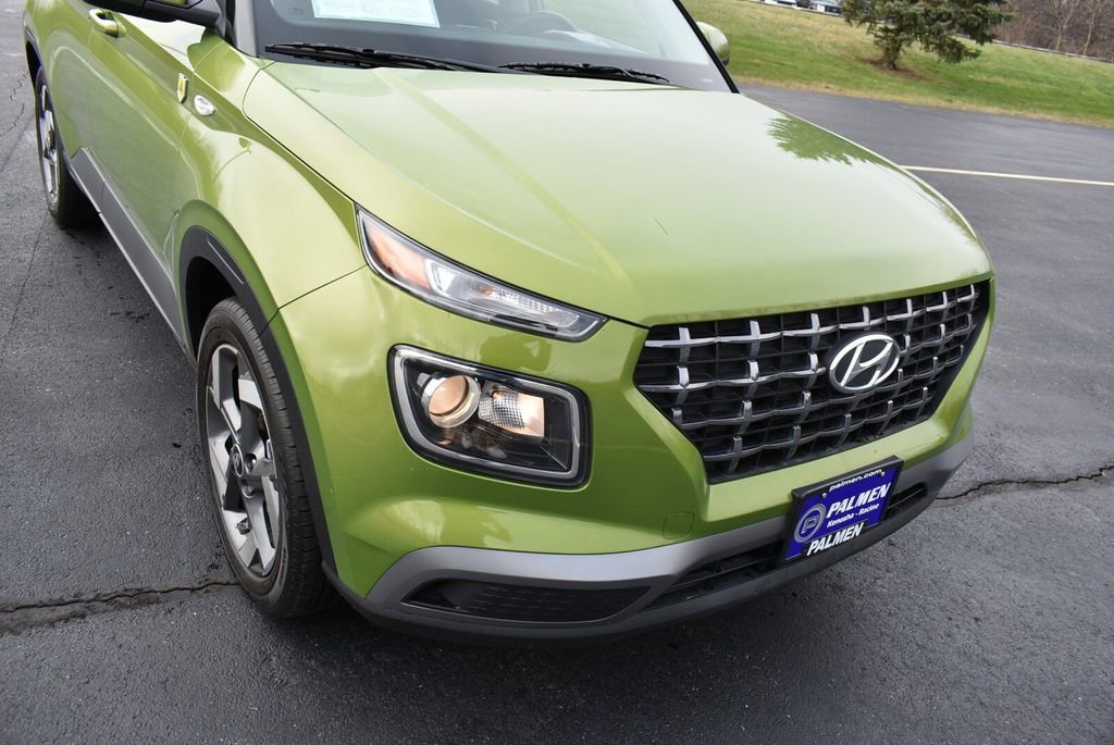 Used 2024 Hyundai Venue SEL FWD image 2