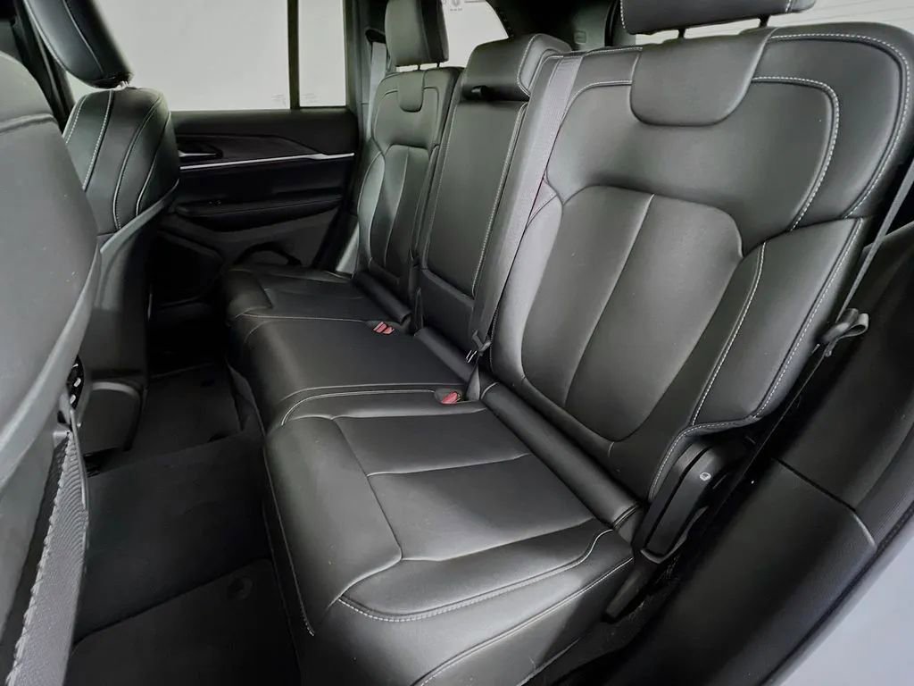Used 2024 Jeep Grand Cherokee Limited w/ Black Appearance Package AWD/4WD image 25