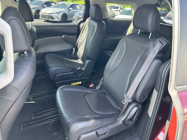 Used 2025 Kia Carnival FWD image 19