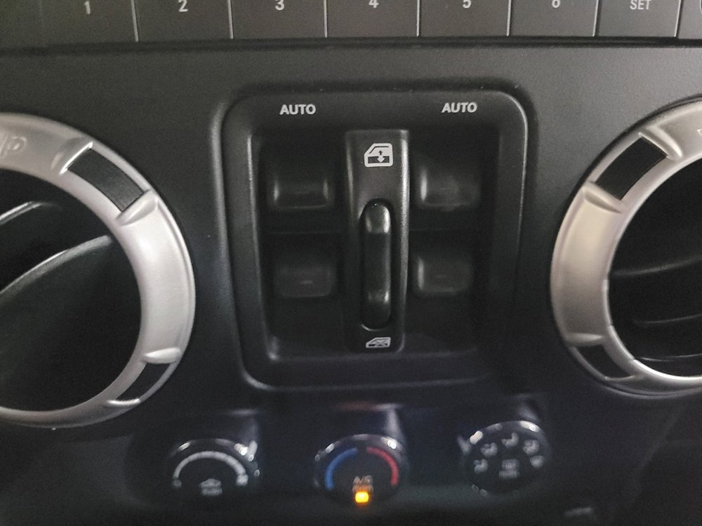 Used 2017 Jeep Wrangler Unlimited Sahara image 27