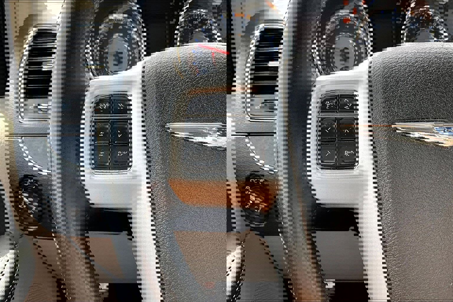 Used 2014 Chrysler Town & Country Touring image 11