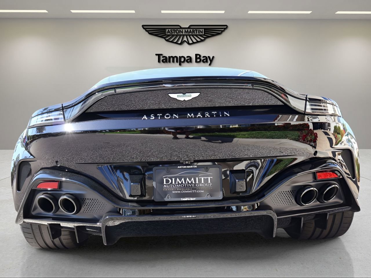 Used 2025 Aston Martin V8 Vantage Coupe RWD image 4
