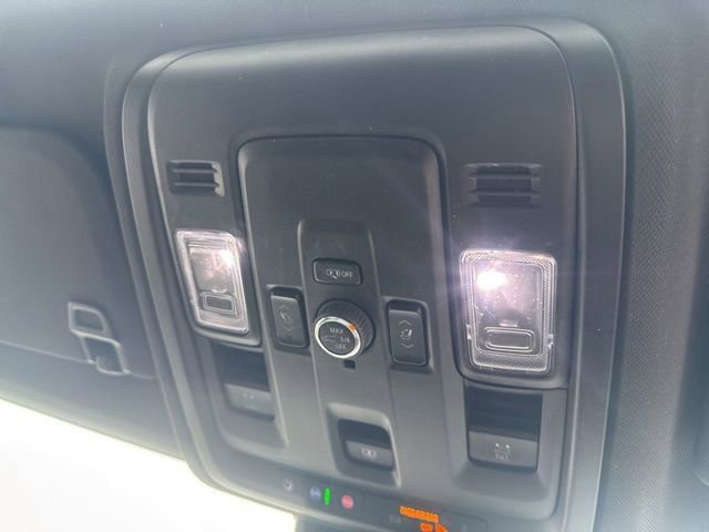 Used 2025 GMC Yukon XL AT4 AWD/4WD image 42