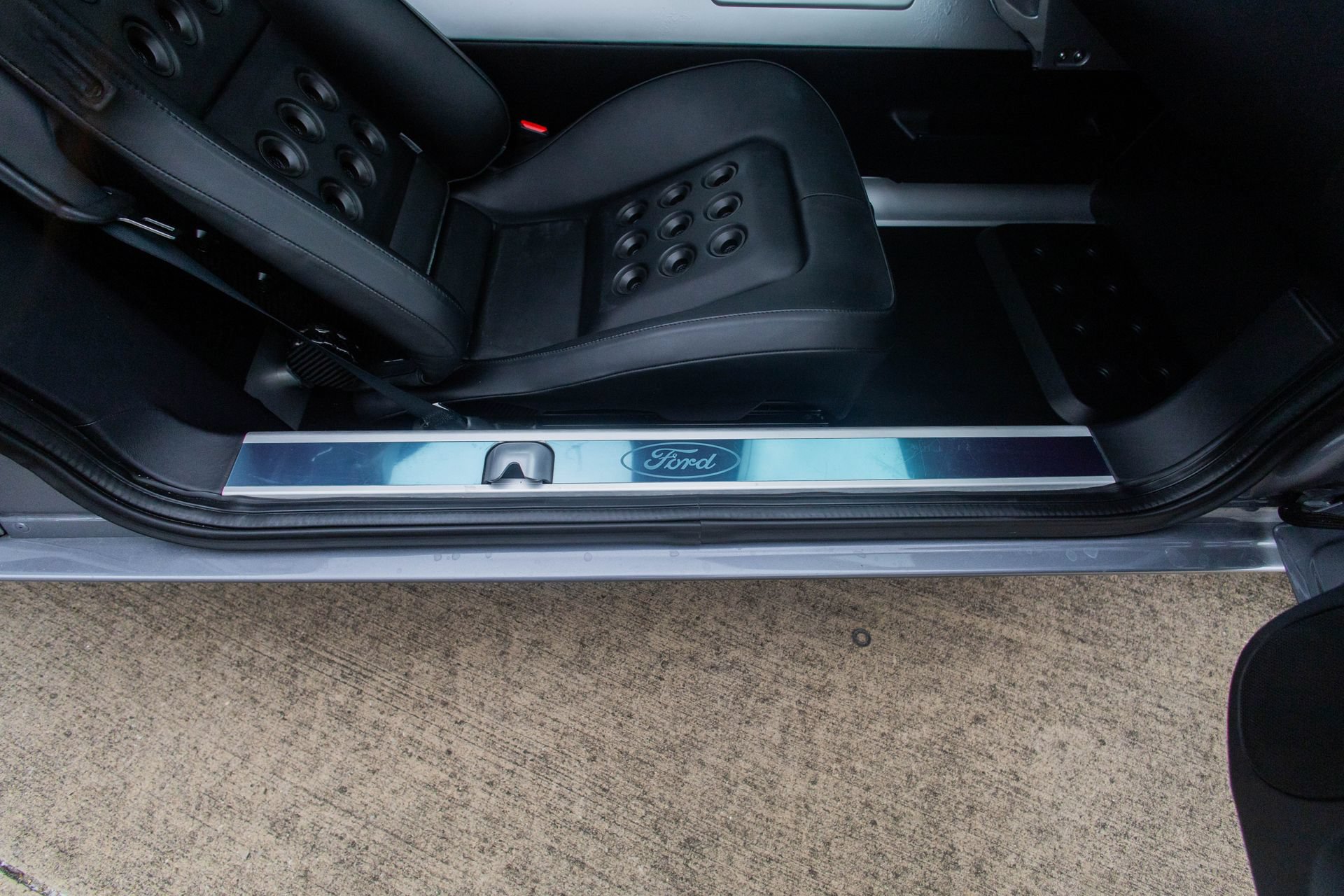 Used 2006 Ford GT RWD image 80