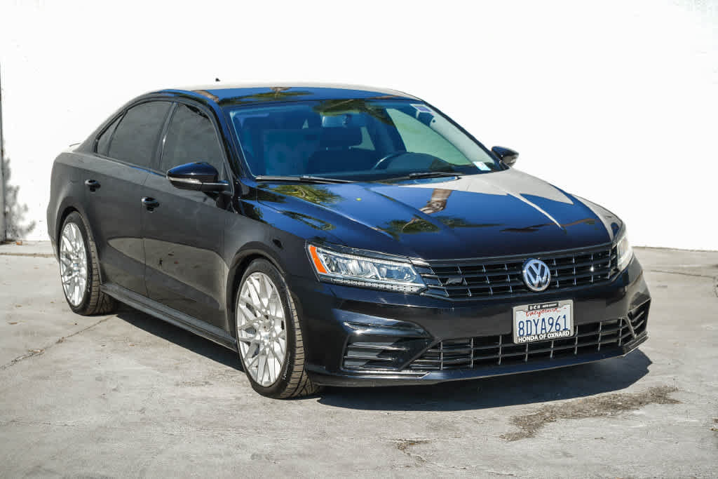 Used 2018 Volkswagen Passat 2.0T R-Line w/ R-Line Lighting Package FWD image 3
