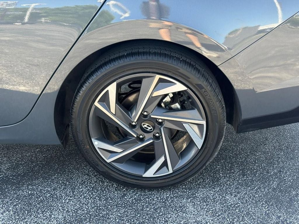 Used 2025 Hyundai Elantra Limited FWD image 6