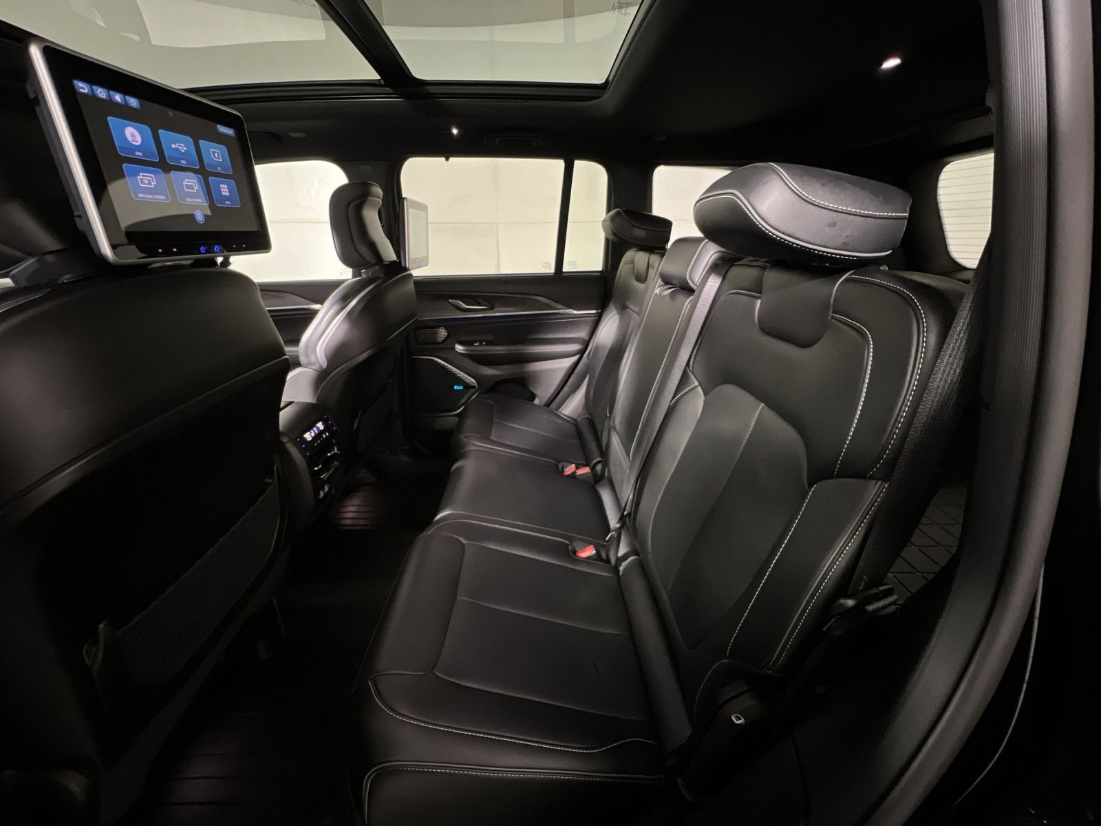 Used 2022 Jeep Grand Cherokee Overland w/ Luxury Tech Group IV image 25