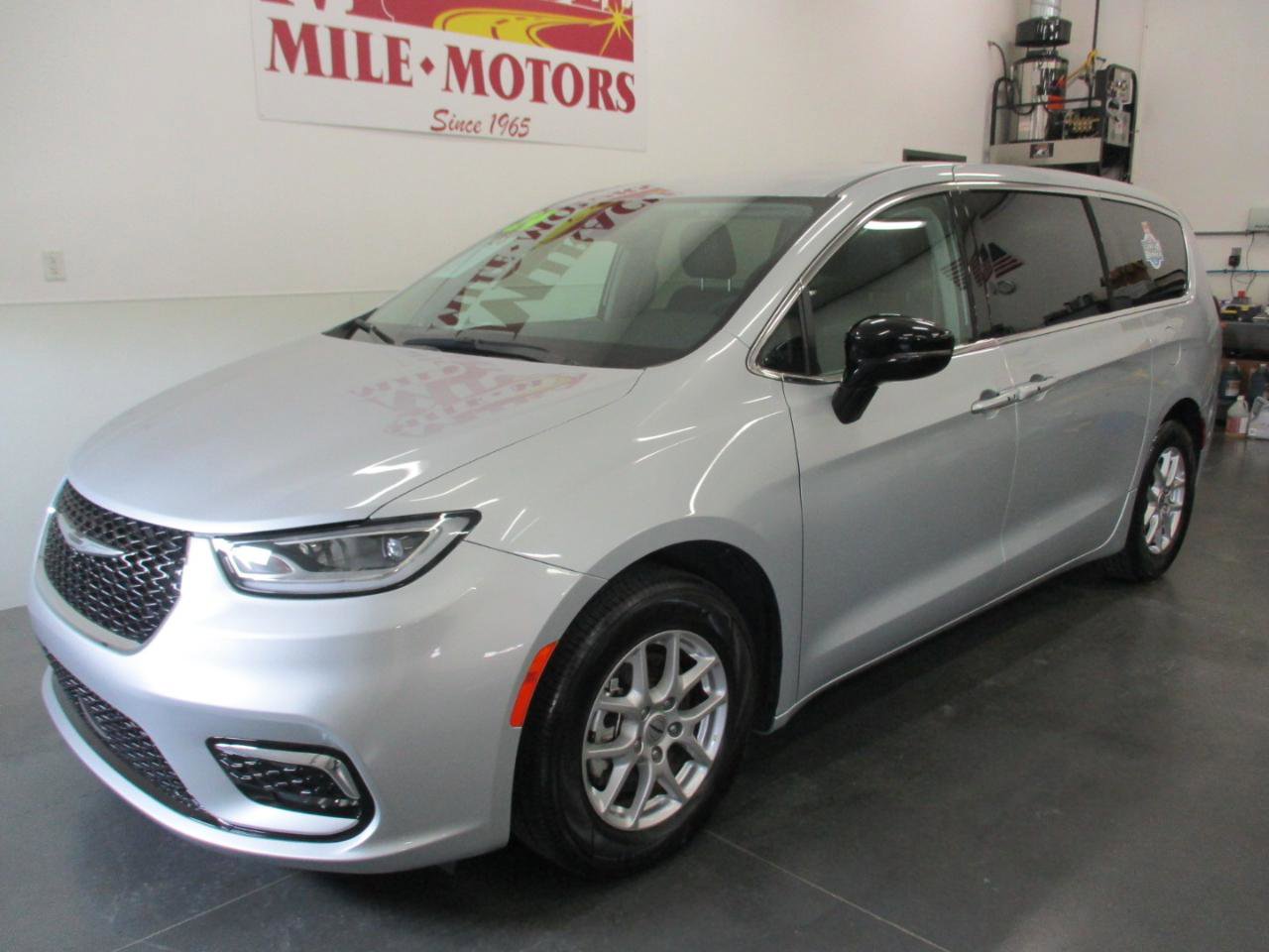 Used 2024 Chrysler Pacifica Touring-L image 3