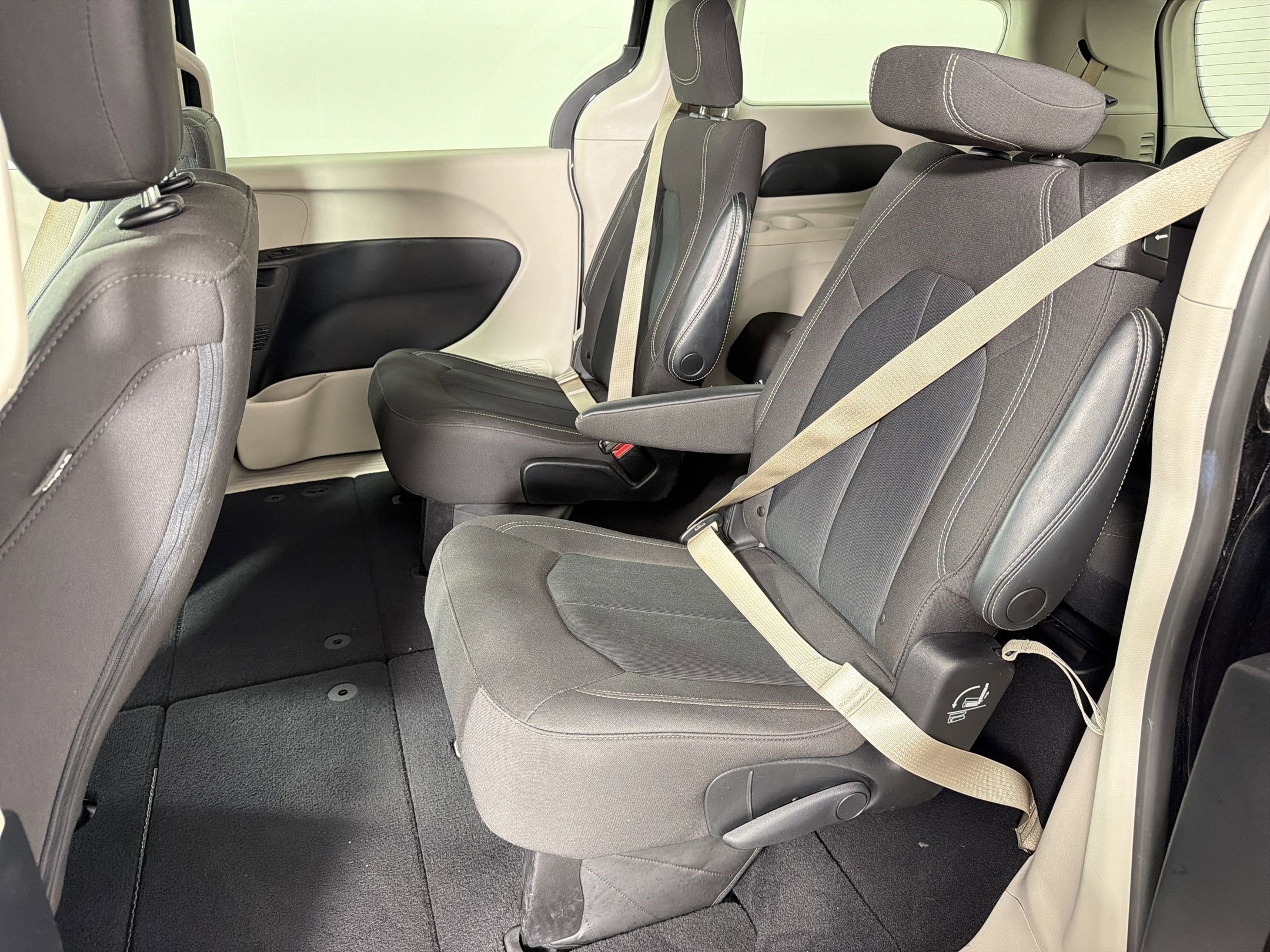 Used 2023 Chrysler Voyager LX image 15