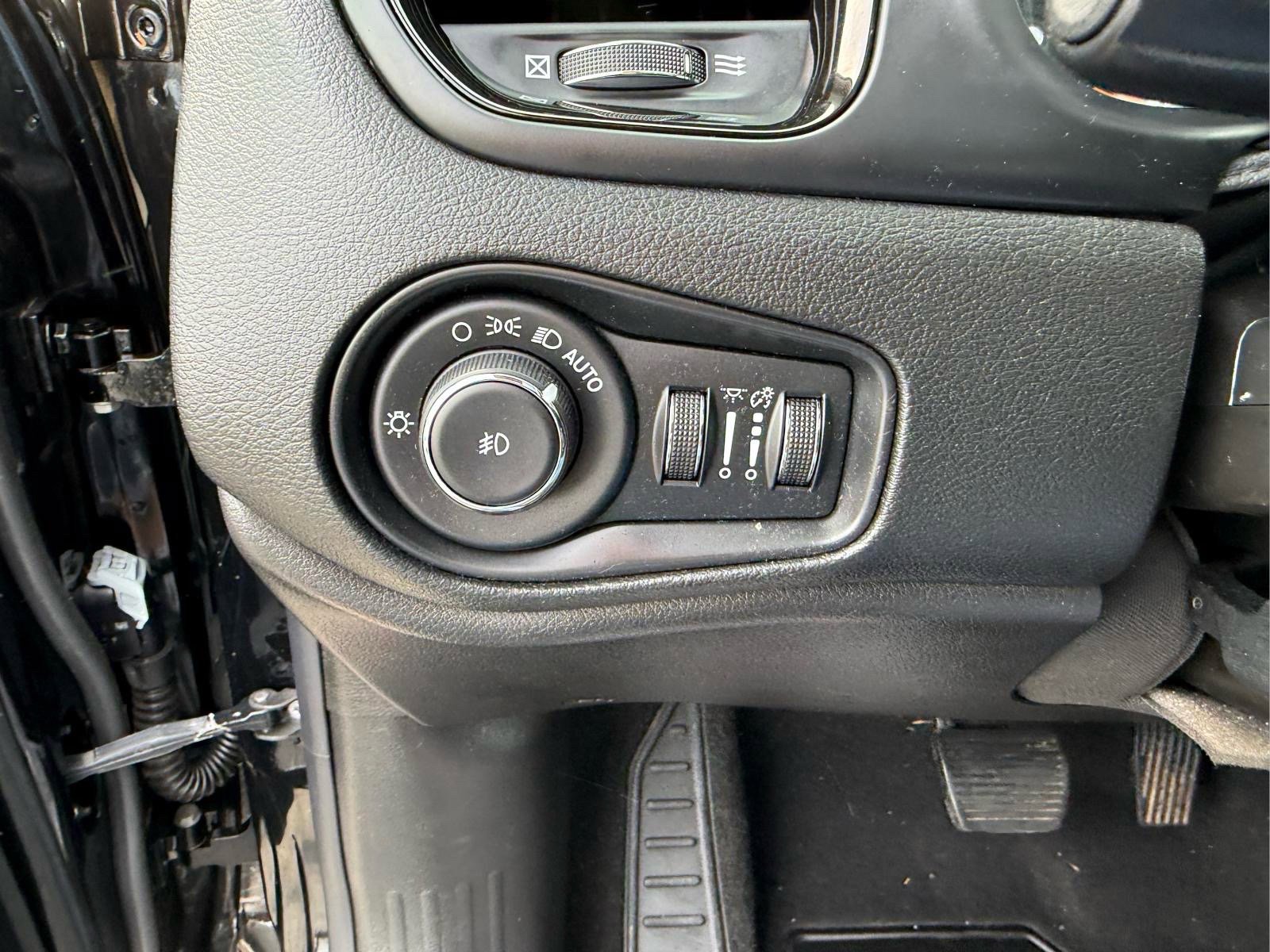Used 2019 Jeep Renegade Altitude w/ UConnect 8.4 Nav Group AWD/4WD image 24